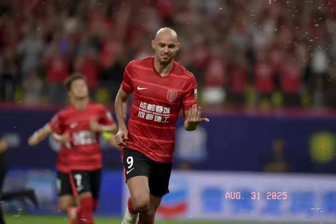 她从小便接 她从小便接