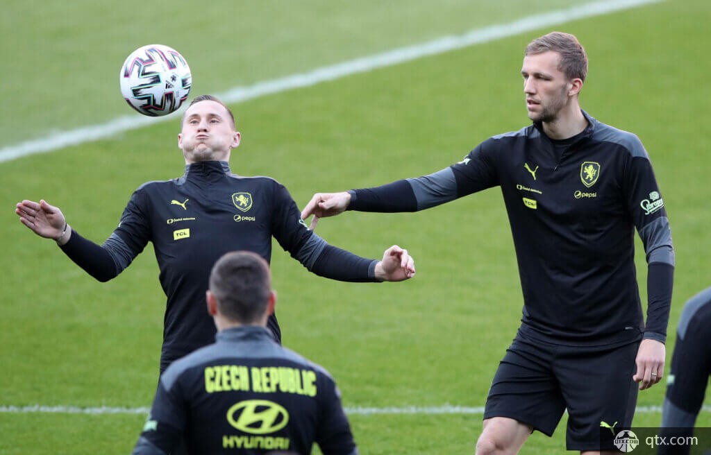 仅吸引了球 仅吸引了球